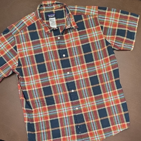 PATAGONIA Red and Blue Casual Button Down Shirt Short Sleeve Mens L - Picture 1 of 5